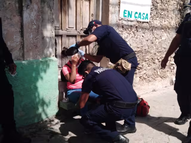 Paramédicos atendieron a la mujer lesionada