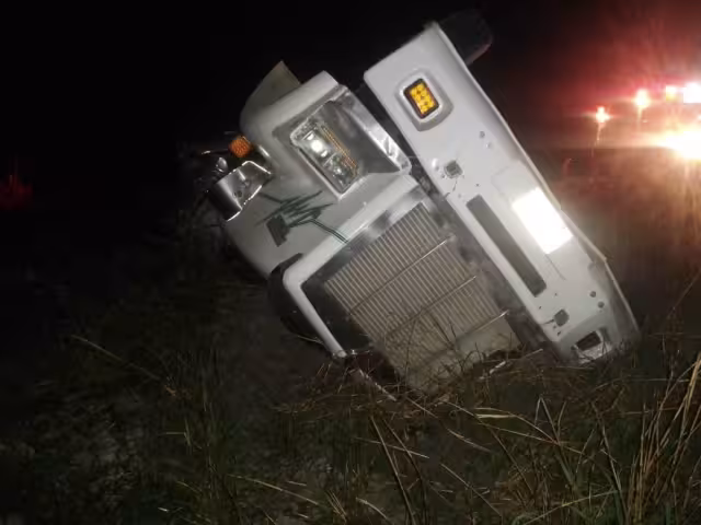 Conductores que circulaban en ese momento en la vía Champotón-Carmen tomaron varias sandías regadas en la vía