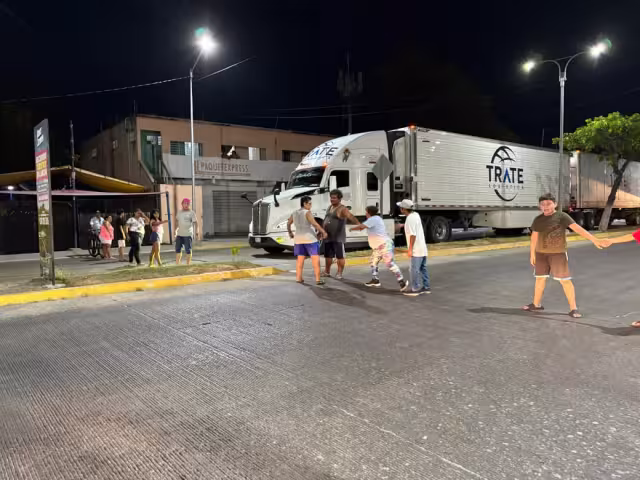 Las autoridades municipales señalaron que los cierres de vialidades por apagones afectan la movilidad y pueden generar situaciones de riesgo para conductores y peatones.