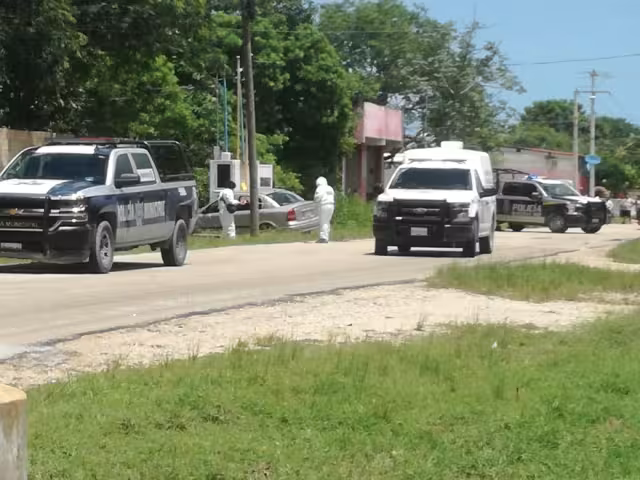 Vecinos reportaron que sujetos desconocidos abandonaron el vehículo en la madrugada de hoy Foto: Rafael García
