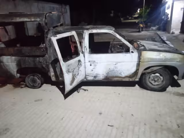A pesar del esfuerzo de las personas, la camioneta terminó calcinada