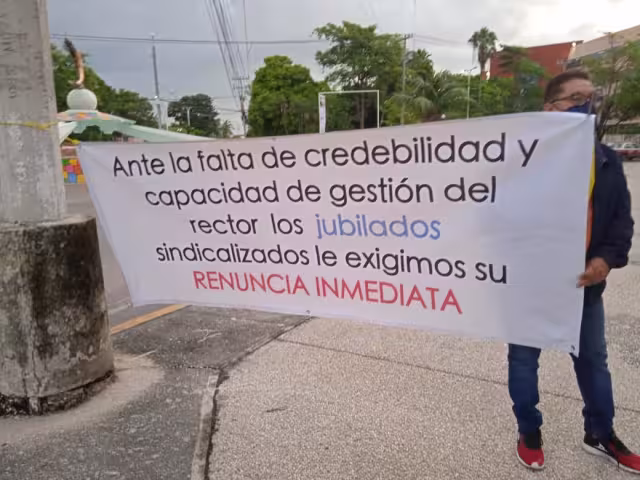 Manifestantes y sindicato le exigen pago de adeudos de remuneraciones y piden que renuncie