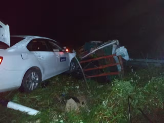 El conductor fue golpeado por un automóvil Jetta, proyectándolo hacia la maleza. Foto: Julio Javier Mena