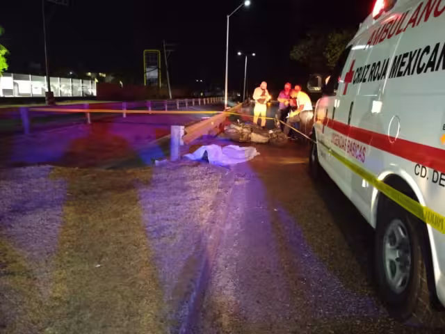 Al llegar a la altura del rastro municipal perdió el control del caballo de acero, impactándose de frente contra el muro de contención