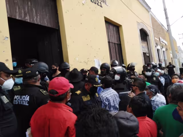 Cientos de ejidatarios se concentraron hoy por la mañana en el local de la casa ejidal