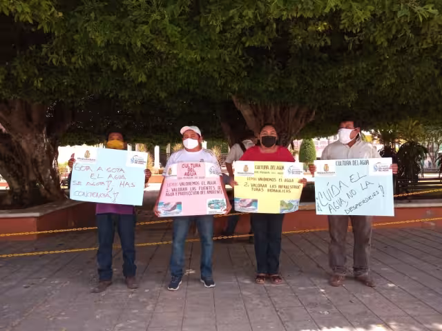 Los trabajadores del sistema de agua exhibieron unas cartulinas alusivas para pedirle a las empresas