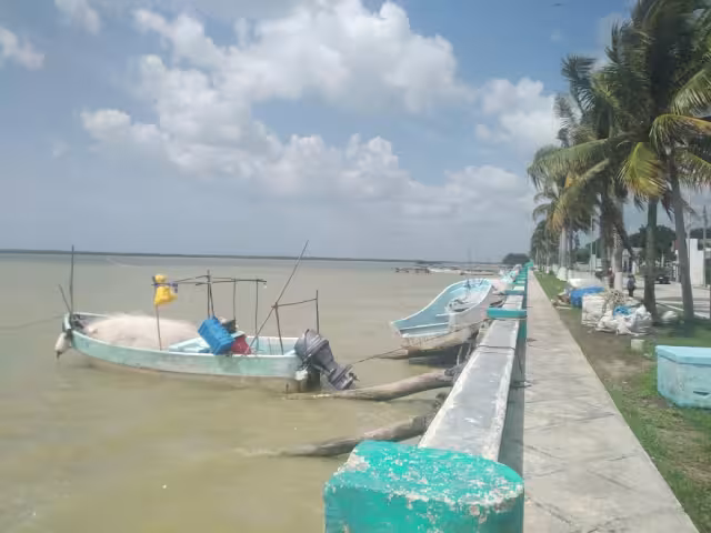 En Sabancuy, pescadores varan lanchas para protegerlas de marejadas.
