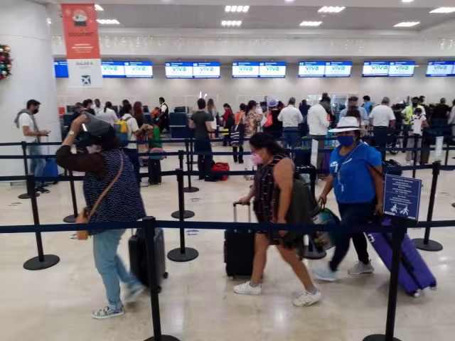 Este martes 29 de diciembre se ve afluencia de gente en el Aeropuerto de Cancún