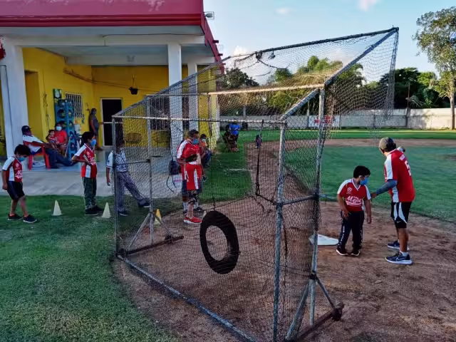 Desde el patio de su casa, el exjugador de la Sagarpa, Pedro Mejía Mejía enseña beisbol  a los niños desde de 4 a 12 años