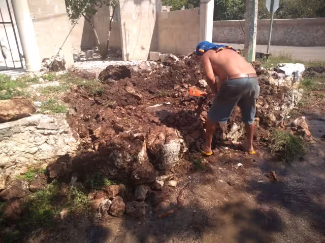 Un hombre que rompía parte de la acera terminó dañando una tubería de agua potable