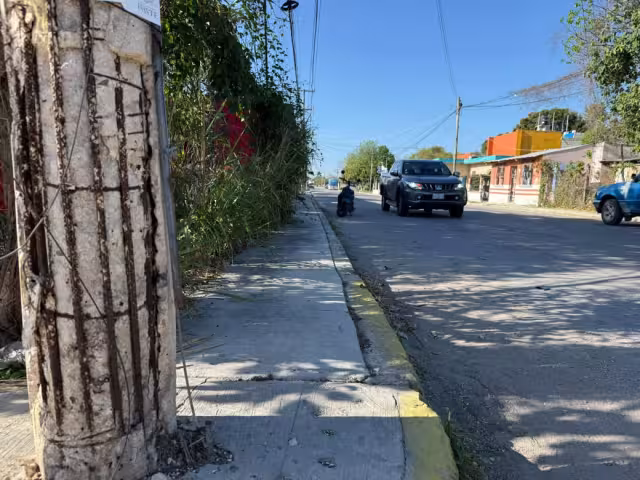 Poste de concreto de la CFE presenta fisuras desde hace dos años.
