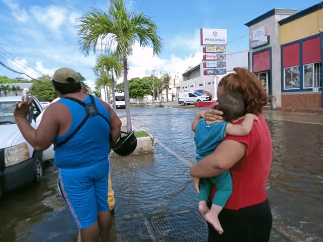 La pareja junto al bebé resultó ilesa en el accidente