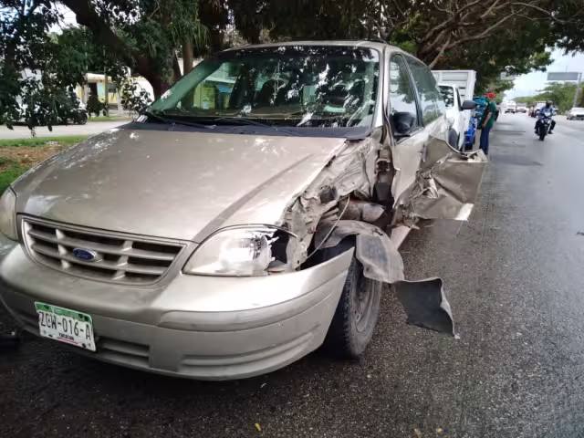 El suelo mojado hizo que uno de los automóviles patinara y chocara