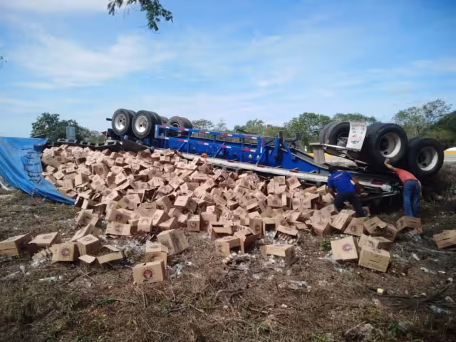 Las cajas de cerveza quedaron tiradas a un costado de la vía