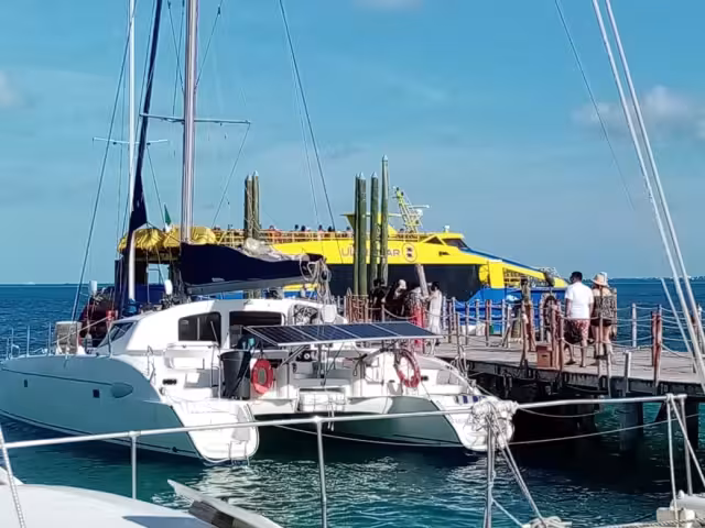 Los turistas no siguieron lineamientos sanitarios contra el COVID-19 en accesos de la terminal marítima en Cancún. Foto: Óscar Gómez