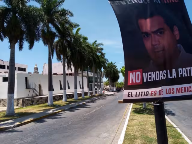 Desde ayer se colocaron lonas en frente al PRI acusando a los diputados de Campeche de 'vende patrias'