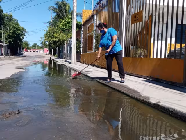 Aseguran que desde hace cuatro años sufren de calles encharcadas. Foto: Agustín Ferrer
