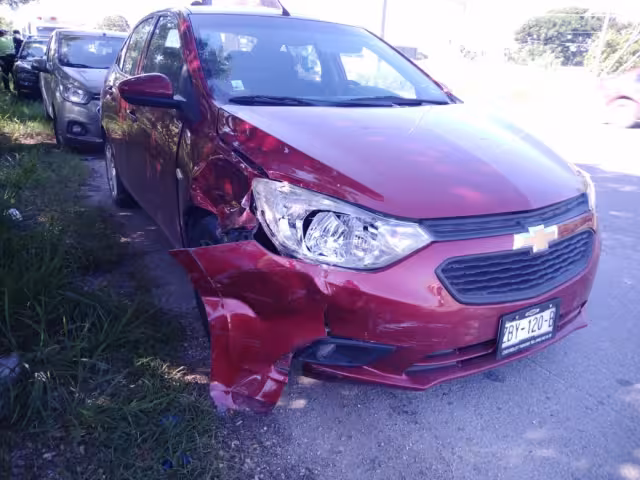La conductora trató de cambiarse al carril del lado izquierdo para dirigirse al retorno, pero no se percató de la presencia del Aveo. Foto: Fernando Poó Hurtado