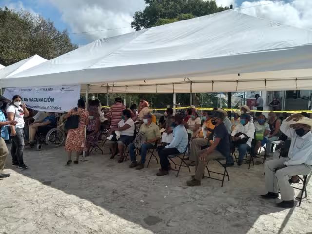 Los abuelitos esperan ser vacunados este miércoles
