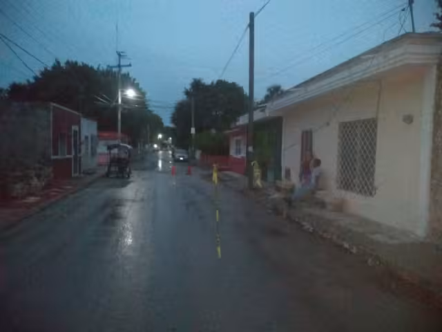 Camión derriba cableado eléctrico y deja sin luz a Chocolá, Yucatán