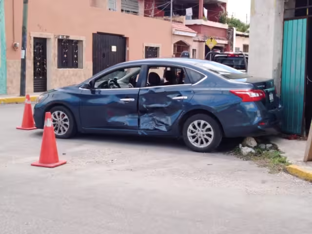 El auto fue golpeado por un conductor que no respetó el disco de alto