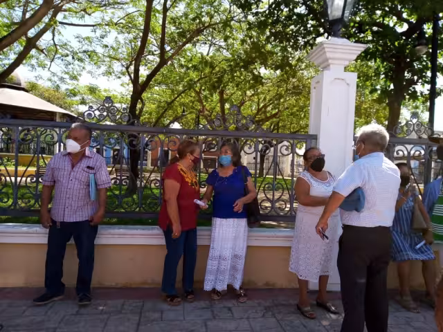 Los abuelitos aseguran que fue un fraude la licitación para que se les proporcionará la atención médica, ya que no existen los contratos.