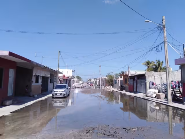 Vecinos aseguran que las aguas negras de los sumideros han rebozado. Foto: Julio Jiménez Mendoza