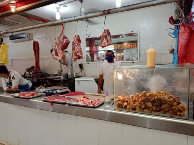 Los carniceros verán reducidas sus ventas de cerdo debido a la suspensión de las fiestas patrias Foto: Fernando Kantún