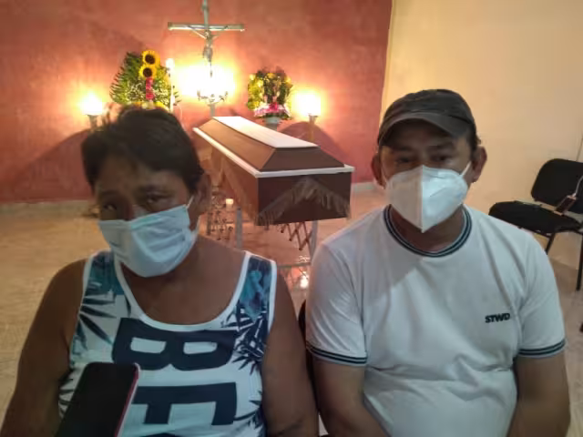 Desde el velorio del joven violado por policías de Mérida, los familiares del occiso relatan los detalles de la negligencia médica del caso