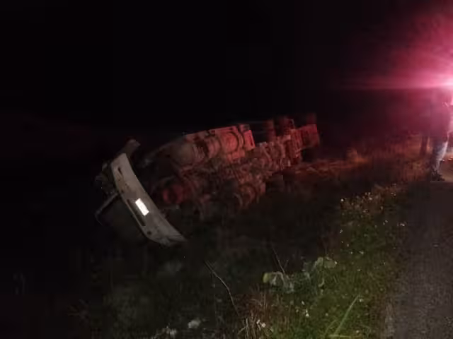 El tráiler se salió de la cinta asfáltica y una persona perdió la vida.