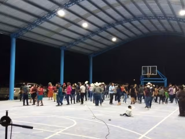 La mayoría de los asistentes incumplieron las medidas de salubridad pues no portaban cubrebocas o usaban gel antibacterial