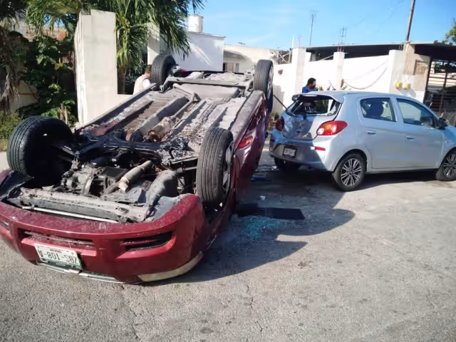 En el accidente dos carros resultaron con daños tras el choque