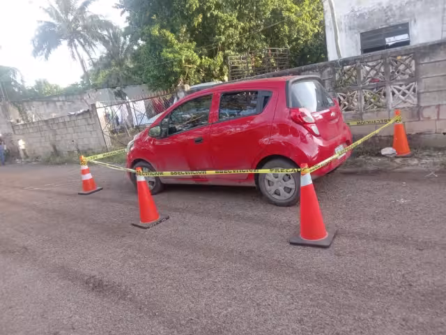 El vehículo donde viajaban las personas armadas fue abandonado en la colonia Comichen