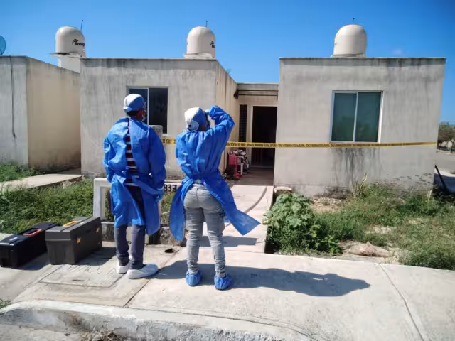 El cuerpo fue encontrado por una vecina, por lo que dio parte a las autoridades policiales