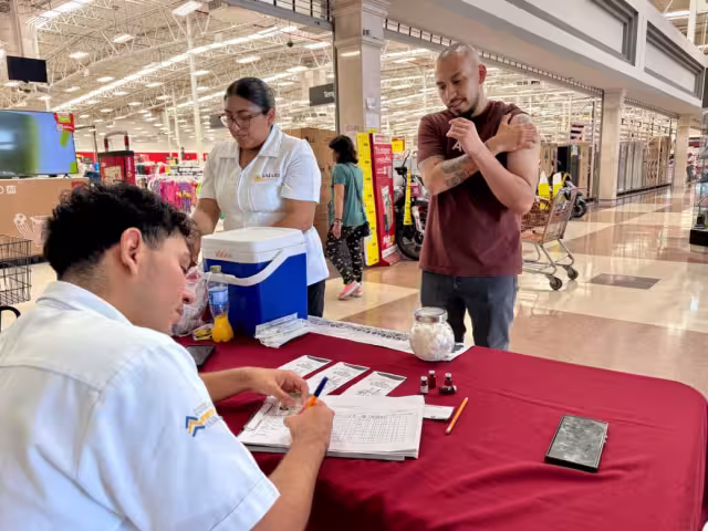 Instalan módulos de vacunación en supermercados de Ciudad del Carmen