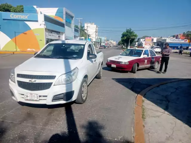 Taxista provoca accidente en la colonia Plutarco Elías Calles y se da a la fuga