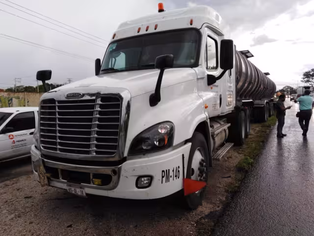 Pipa se sale de la carretera de Mérida por hacer “carreritas” y dejan un lesionado