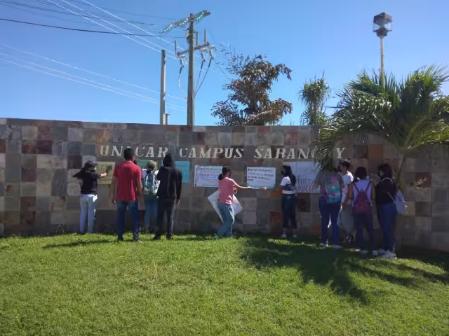 Los alumnos de preparatoria de la Unacar en Sabancuy colocaron carteles de apoyo a los sindicalizados