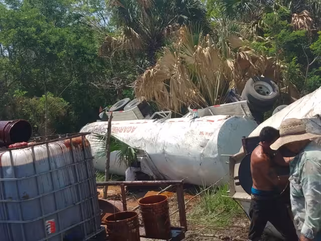 El conductor fue auxiliado por unas personas que viajaban en un vehículo particular que lo trasladaron al hospital rural