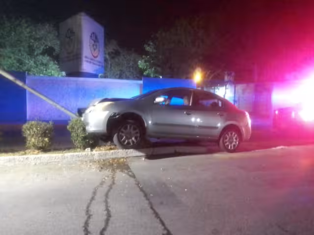 El automóvil fue remolcado por una grúa tras quedar sobre el camellón central