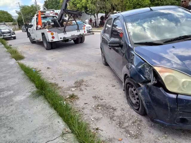 Conductora se da a la fuga tras chocar con un poste de Telmex