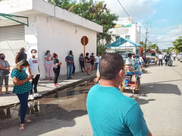 La fila se extendió por toda la calle aledaña al módulo