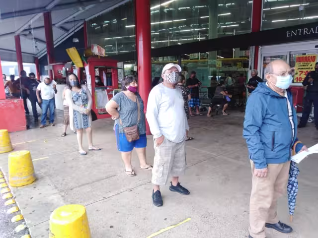 Las filas alcanzaban varios metros, todos querían hacer sus compras.  Foto: Luis Payán.