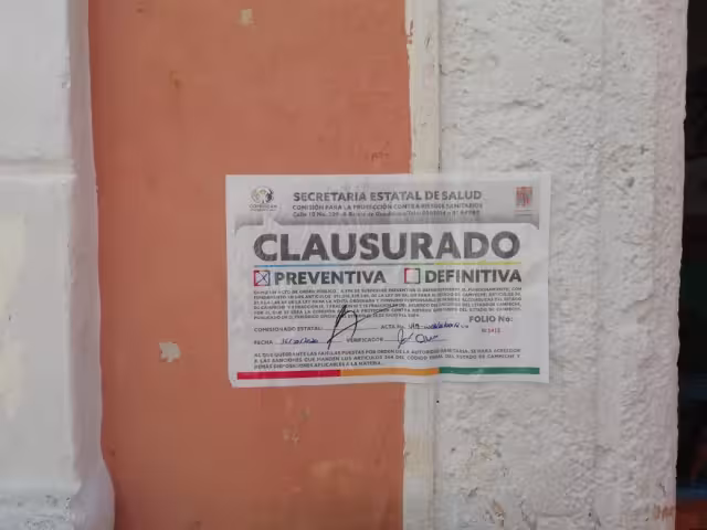 Dos establecimientos del corredor turístico de la Calle 59, fueron clausurados por ofertar bebidas embriagantes por fuera y no acreditar la autorización correspondiente de operatividad. Foto: Jorge Chan

