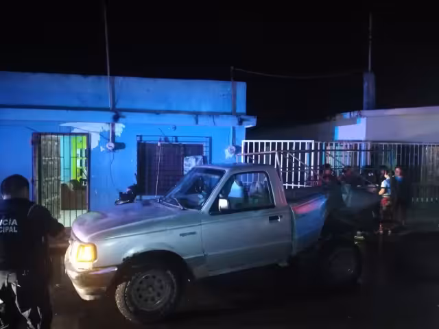 Camioneta se estrella contra un vehículo y una casa en Villas de Sabancuy