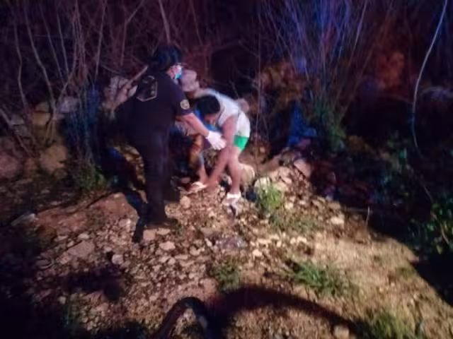 El conductor del triciclo salió disparado unos 5 metros hasta caer en la maleza