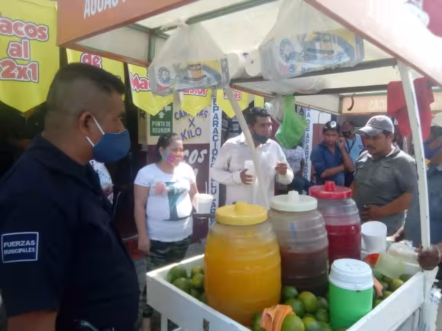 Al final terminaron llevándose el triciclo y los vitroles de agua que expendía el comerciante.