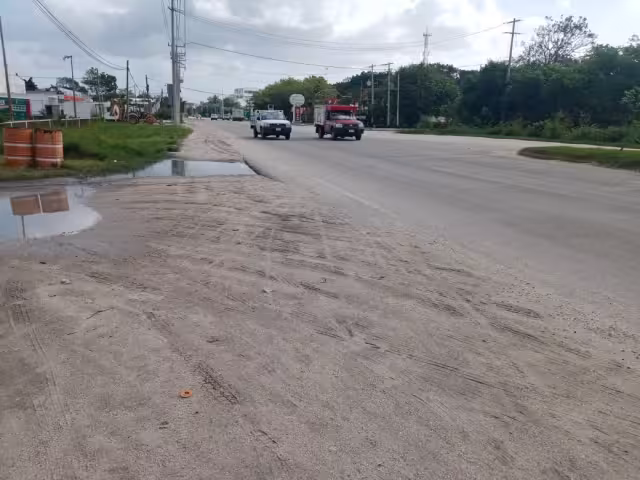 Todos los días personas deben caminar por zonas sin banquetas. Foto: Agustín Ferrer