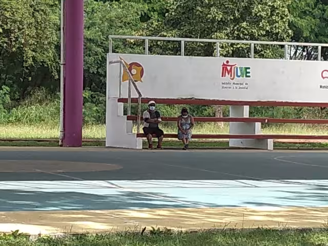 Gente esperó a la hora indicada e hicieron fila, sin embargo, cambiaron la hora de la aplicación sin avisar