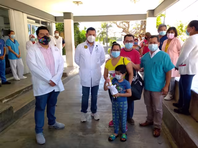 Entre aplausos y “vivas” de médicos, enfermeras y más personal, dejó el hospital tras vencer al COVID-19